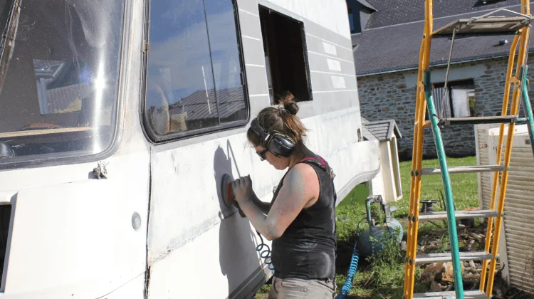 Jenny Peigne Ni Ciseaux ou JPNC, votre coiffeur & barbier, visagiste, coloration & végétal et ambulant, vous présente le salon de coiffure ambulant extérieur avec le polissage avant la peinture